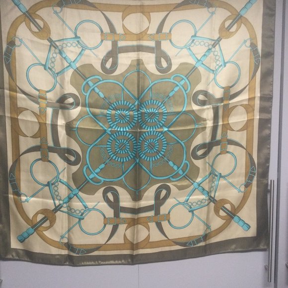 Stunning designer inspired square scarf - Picture 2 of 2